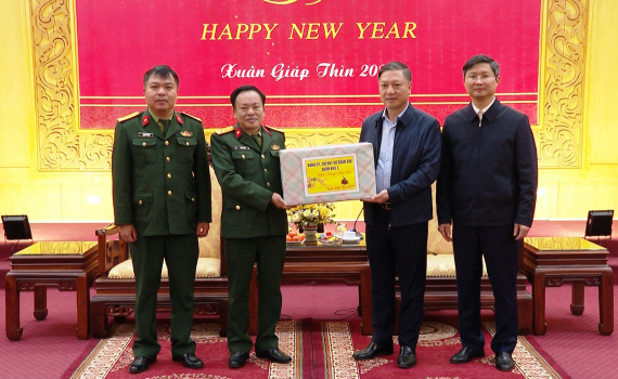 Sư đo&agrave;n 350 (Qu&acirc;n khu 3) thăm, ch&uacute;c Tết Tỉnh ủy