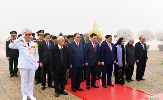 L&atilde;nh đạo Đảng, Nh&agrave; nước, Qu&acirc;n đội v&agrave;o Lăng viếng Chủ tịch Hồ Ch&iacute; Minh, tưởng niệm c&aacute;c Anh h&ugrave;ng liệt sĩ
