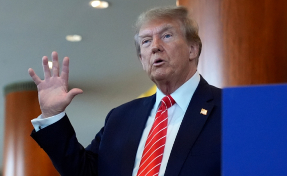 &Ocirc;ng Donald Trump bị tước quyền miễn trừ truy tố