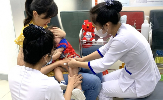 Lần đầu ti&ecirc;n Việt Nam triển khai ti&ecirc;m vaccine ph&ograve;ng vi&ecirc;m m&agrave;ng n&atilde;o m&ocirc; cầu thế hệ mới