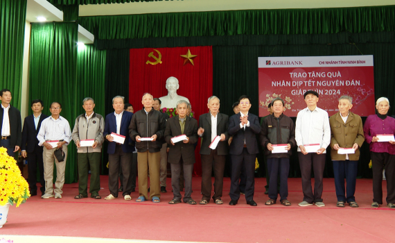 Agribank chi nh&aacute;nh Ninh B&igrave;nh tặng qu&agrave; nh&acirc;n dịp Tết Nguy&ecirc;n đ&aacute;n Gi&aacute;p Th&igrave;n