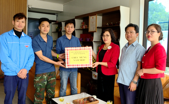 Li&ecirc;n minh HTX tỉnh Ninh B&igrave;nh thăm v&agrave; tặng qu&agrave; c&aacute;c đơn vị th&agrave;nh vi&ecirc;n đầu xu&acirc;n mới
