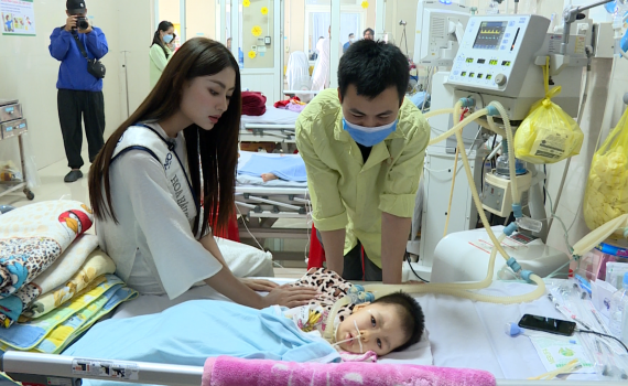 Hoa hậu Ho&agrave;n vũ Việt Nam B&ugrave;i Thị Xu&acirc;n Hạnh tặng qu&agrave; tại Bệnh viện Sản-Nhi tỉnh