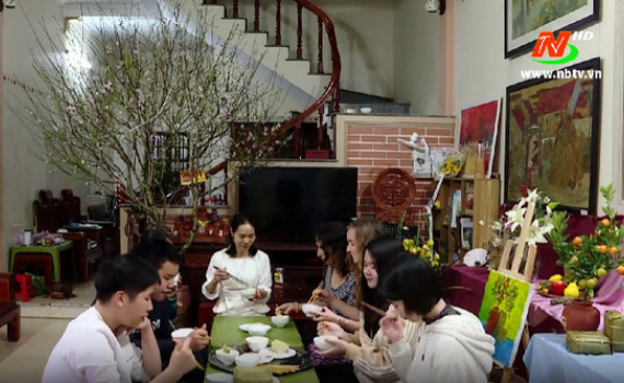 Người nước ngo&agrave;i h&aacute;o hức đ&oacute;n Tết Việt tại Ninh B&igrave;nh