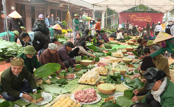 Khu du lịch Tam Cốc - B&iacute;ch Động g&oacute;i b&aacute;nh chưng tặng người d&acirc;n ăn Tết