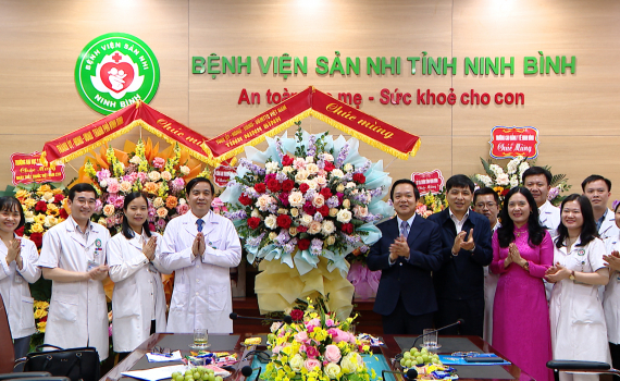 Đồng ch&iacute; Chủ tịch UBND tỉnh Phạm Quang Ngọc thăm, ch&uacute;c mừng ng&agrave;y Thầy thuốc Việt Nam 27/2