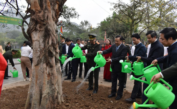 Bộ trưởng Bộ C&ocirc;ng an d&acirc;ng hương v&agrave; ph&aacute;t động &ldquo;Tết trồng c&acirc;y năm 2024 - V&igrave; một Việt Nam xanh&rdquo; tại Ninh B&igrave;nh