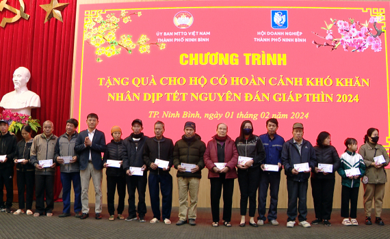 Trao tặng 100 suất qu&agrave; Tết cho hộ d&acirc;n c&oacute; ho&agrave;n cảnh kh&oacute; khăn th&agrave;nh phố Ninh B&igrave;nh