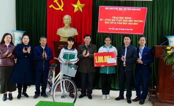 Hội Khuyến học huyện Kim Sơn trao học bổng XP &ndash; C&ugrave;ng em vượt kh&oacute; đến trường