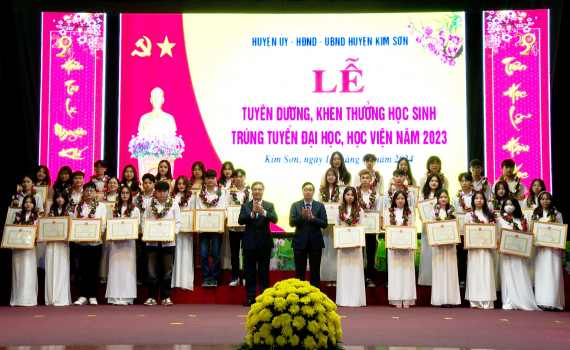 Kim Sơn tuy&ecirc;n dương, khen thưởng học sinh đạt th&agrave;nh t&iacute;ch cao trong học tập