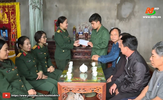 Tặng qu&agrave; thanh ni&ecirc;n chuẩn bị nhập ngũ năm 2024 tại huyện Nho Quan