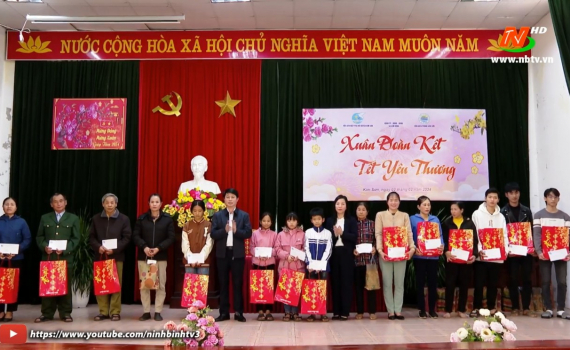 Ủy ban MTTQ Việt Nam huyện Hoa Lư, Hội LHPN huyện Kim Sơn, Tập đo&agrave;n gỗ T&agrave;i Anh tặng qu&agrave; Tết