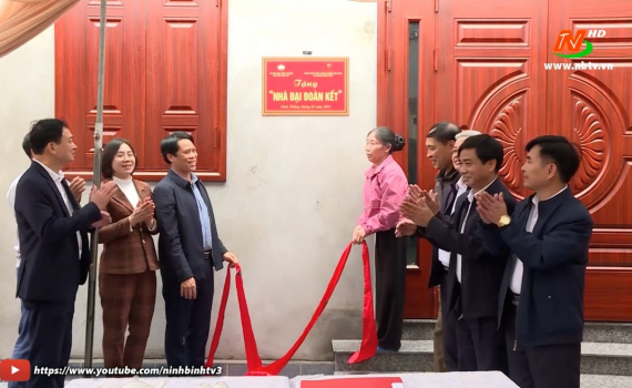 Kh&aacute;nh th&agrave;nh nh&agrave; Đại đo&agrave;n kết cho hộ ngh&egrave;o tại huyện Hoa Lư