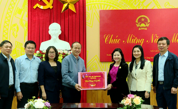 Đồng ch&iacute; B&ugrave;i Mai Hoa,Trưởng Ban Tuy&ecirc;n gi&aacute;o Tỉnh uỷ thăm, ch&uacute;c Tết c&aacute;c cơ quan b&aacute;o ch&iacute; của tỉnh