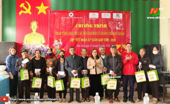 Tặng qu&agrave; Tết cho người c&oacute; ho&agrave;n cảnh kh&oacute; khăn huyện Kim Sơn