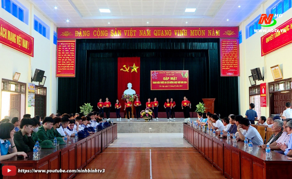 Giao lưu văn nghệ, tặng qu&agrave; cho t&acirc;n binh trước khi nhập ngũ