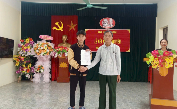 Gia Viễn quan t&acirc;m kết nạp Đảng cho thanh ni&ecirc;n trước khi l&ecirc;n đường nhập ngũ