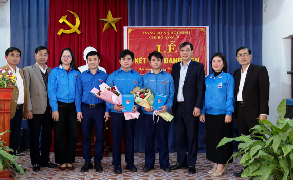 Tổ chức kết nạp Đảng cho 2 thanh ni&ecirc;n C&ocirc;ng gi&aacute;o trước khi l&ecirc;n đường nhập ngũ
