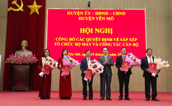 Y&ecirc;n M&ocirc; c&ocirc;ng bố c&aacute;c Quyết định về sắp xếp tổ chức bộ m&aacute;y v&agrave; c&ocirc;ng t&aacute;c c&aacute;n bộ