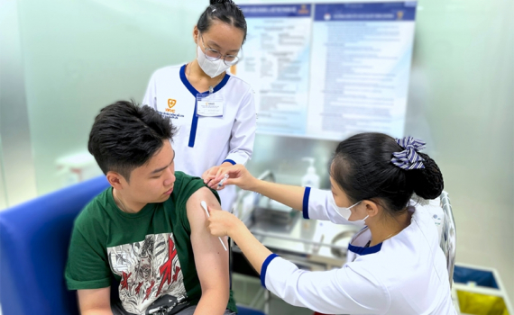 Người d&acirc;n đi ti&ecirc;m vaccine ph&ograve;ng c&uacute;m tăng gần 200%