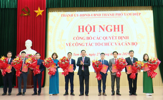 Th&agrave;nh uỷ Tam Điệp c&ocirc;ng bố c&aacute;c quyết định về c&ocirc;ng t&aacute;c tổ chức v&agrave; c&aacute;n bộ