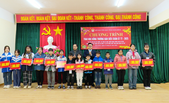 Hội Khuyến học tỉnh trao học bổng Trương H&aacute;n Si&ecirc;u năm 2025