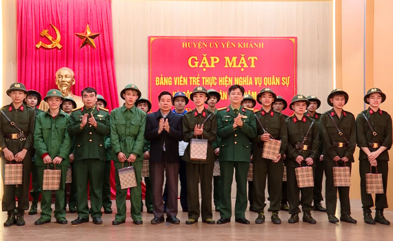 Y&ecirc;n Kh&aacute;nh gặp mặt đảng vi&ecirc;n trẻ chuẩn bị nhập ngũ