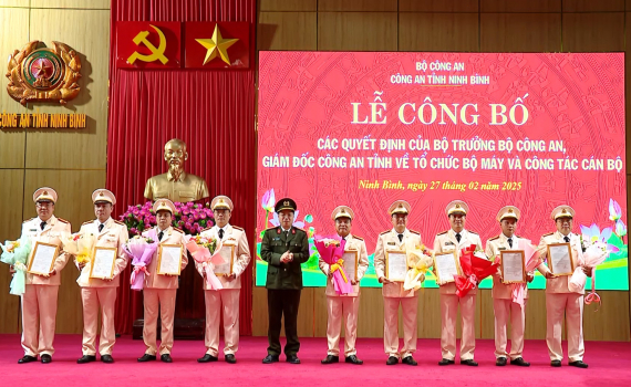C&ocirc;ng bố c&aacute;c Quyết định của Bộ trưởng Bộ C&ocirc;ng an, Gi&aacute;m đốc C&ocirc;ng an tỉnh về tổ chức bộ m&aacute;y v&agrave; c&ocirc;ng t&aacute;c c&aacute;n bộ