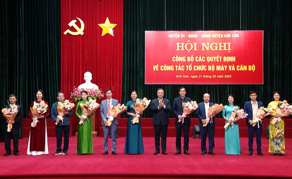 Kim Sơn c&ocirc;ng bố c&aacute;c Quyết định về c&ocirc;ng t&aacute;c tổ chức bộ m&aacute;y v&agrave; c&aacute;n bộ
