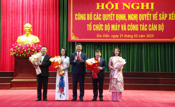 Gia Viễn c&ocirc;ng bố c&aacute;c quyết định về sắp xếp tổ chức bộ m&aacute;y v&agrave; c&ocirc;ng t&aacute;c c&aacute;n bộ