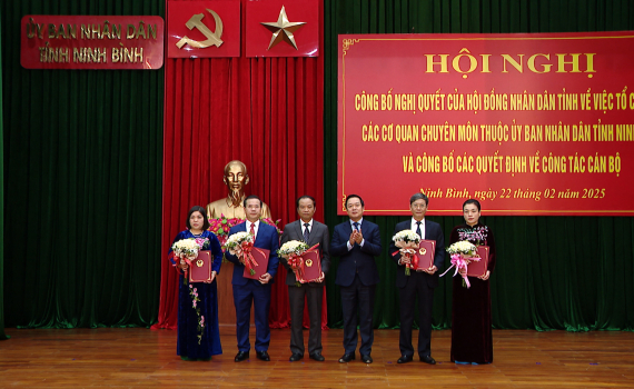 C&ocirc;ng bố Nghị quyết về tổ chức lại c&aacute;c cơ quan chuy&ecirc;n m&ocirc;n thuộc UBND tỉnh Ninh B&igrave;nh v&agrave; c&aacute;c Quyết định về c&ocirc;ng t&aacute;c c&aacute;n bộ