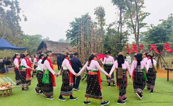 &lsquo;Tuổi trẻ với văn h&oacute;a truyền thống&rsquo; tại L&agrave;ng Văn h&oacute;a &ndash; Du lịch c&aacute;c d&acirc;n tộc Việt Nam