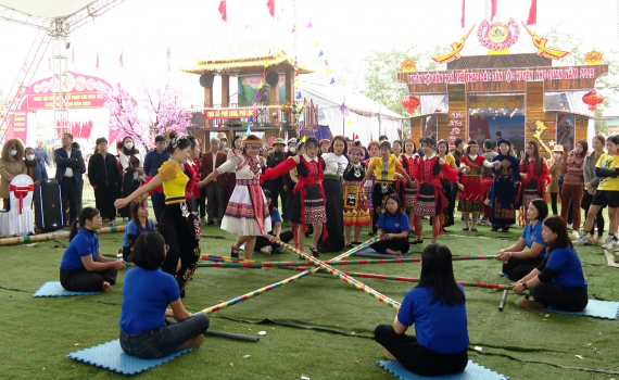 S&ocirc;i nổi c&aacute;c tr&ograve; chơi d&acirc;n gian tại Ng&agrave;y hội Văn h&oacute;a, Thể thao c&aacute;c d&acirc;n tộc huyện Nho Quan năm 2025