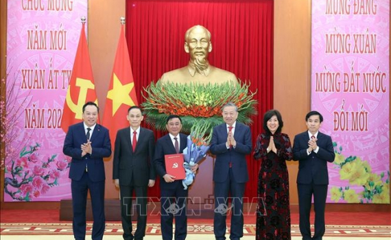 Tổng B&iacute; thư T&ocirc; L&acirc;m trao Quyết định của Bộ Ch&iacute;nh trị cho 4 Đảng bộ trực thuộc Trung ương v&agrave; 3 cơ quan Đảng ở Trung ương