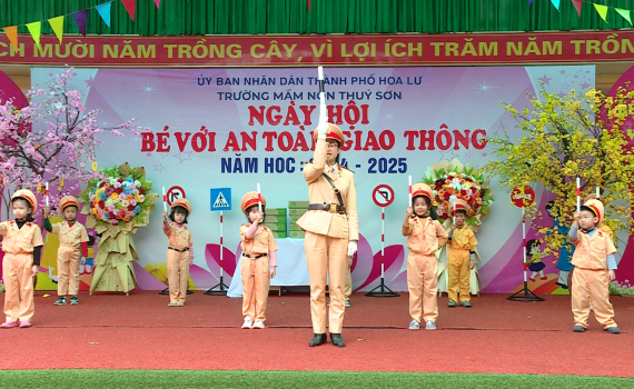 Ng&agrave;y hội b&eacute; với an to&agrave;n giao th&ocirc;ng tại Trường Mầm non Th&uacute;y Sơn