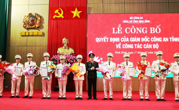 Lễ c&ocirc;ng bố c&aacute;c Quyết định của Gi&aacute;m đốc C&ocirc;ng an tỉnh Ninh B&igrave;nh về c&ocirc;ng t&aacute;c c&aacute;n bộ