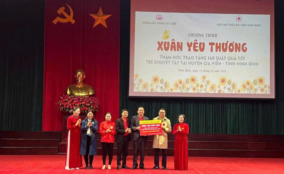 Trao tặng qu&agrave; cho trẻ em khuyết tật tại huyện Gia Viễn