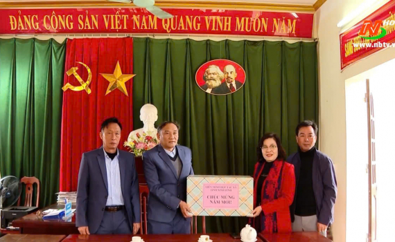 L&atilde;nh đạo Li&ecirc;n minh HTX tỉnh thăm, tặng qu&agrave; đơn vị th&agrave;nh vi&ecirc;n