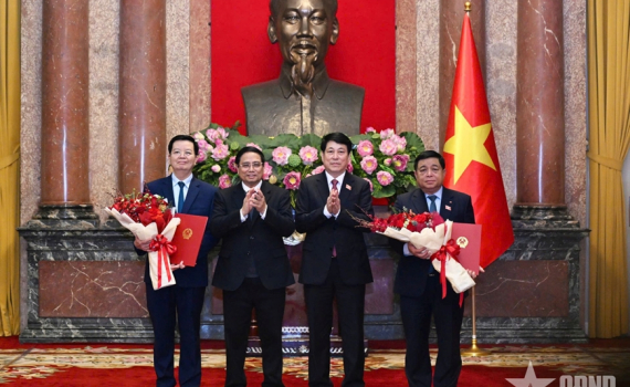 Chủ tịch nước Lương Cường trao quyết định bổ nhiệm Ph&oacute; thủ tướng v&agrave; Bộ trưởng