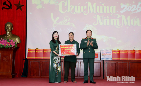 Đại tướng Nguyễn T&acirc;n Cương, Tổng tham mưu trưởng Qu&acirc;n đội Nh&acirc;n d&acirc;n Việt Nam thăm v&agrave; thực hiện c&aacute;c hoạt động c&ocirc;ng t&aacute;c tại Ninh B&igrave;nh