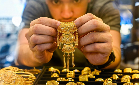 Gi&aacute; v&agrave;ng h&ocirc;m nay 7/2: Bật tăng trở lại khi USD suy yếu, lo ngại về Mỹ-Iran