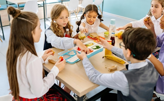 WHO k&ecirc;u gọi n&acirc;ng cao chất lượng thực phẩm học đường
