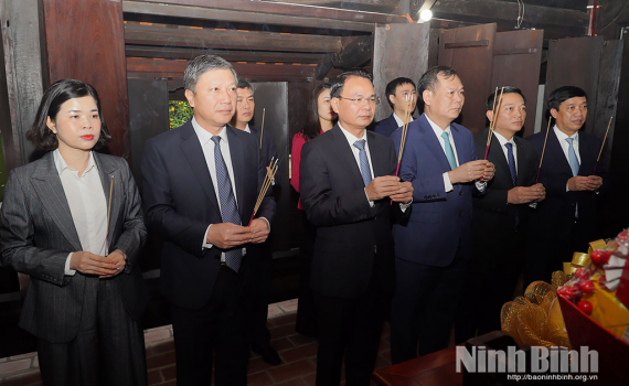 C&aacute;c đồng ch&iacute; l&atilde;nh đạo tỉnh d&acirc;ng hương tưởng niệm 119 năm Ng&agrave;y sinh Tổng B&iacute; thư Trường Chinh