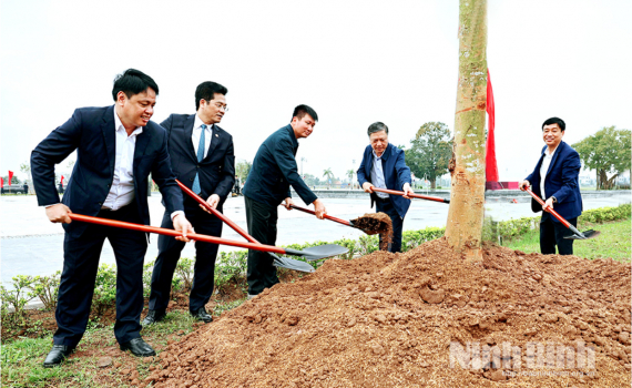 Đồng ch&iacute; Ph&oacute; B&iacute; thư Tỉnh ủy, Chủ tịch UBND tỉnh Trần Huy Tuấn dự Lễ ph&aacute;t động &ldquo;Tết trồng c&acirc;y đời đời nhớ ơn B&aacute;c Hồ&rdquo;