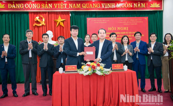 B&agrave;n giao danh s&aacute;ch những người đủ ti&ecirc;u chuẩn ứng cử đại biểu Quốc hội kh&oacute;a XVI v&agrave; đại biểu HĐND tỉnh Ninh B&igrave;nh nhiệm kỳ 2026-2031