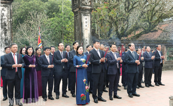 C&aacute;c đồng ch&iacute; l&atilde;nh đạo tỉnh d&acirc;ng hương nh&acirc;n kỷ niệm 96 năm Ng&agrave;y th&agrave;nh lập Đảng Cộng sản Việt Nam