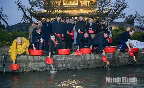 Ban Trị sự Phật gi&aacute;o tỉnh tổ chức lễ d&acirc;ng hương, ph&oacute;ng sinh tại ch&ugrave;a V&agrave;ng