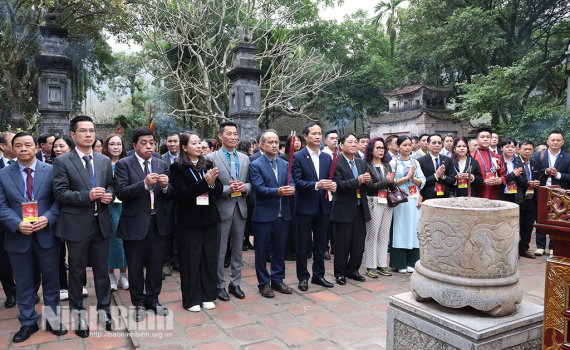 Đo&agrave;n đại biểu dự Chương tr&igrave;nh gặp gỡ, kết nối kiều b&agrave;o với tỉnh Ninh B&igrave;nh d&acirc;ng hương tại Khu Di t&iacute;ch quốc gia đặc biệt Cố đ&ocirc; Hoa Lư