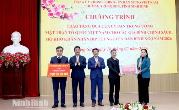 Đồng ch&iacute; Ph&oacute; Ch&aacute;nh Văn ph&ograve;ng Thường trực Văn ph&ograve;ng Trung ương Đảng trao qu&agrave; Tết cho gia đ&igrave;nh ch&iacute;nh s&aacute;ch, hộ kh&oacute; khăn tại phường Trung Sơn