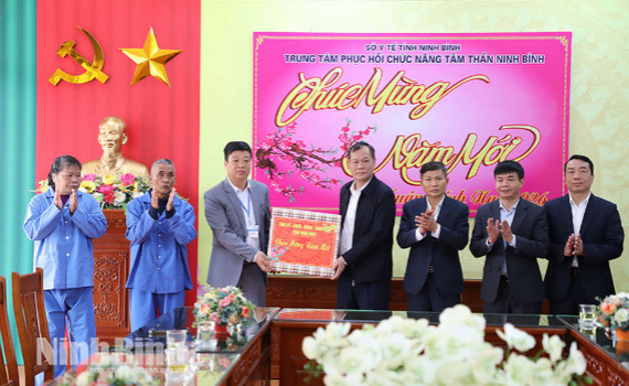 Đồng ch&iacute; Ph&oacute; B&iacute; thư Tỉnh ủy, Chủ tịch HĐND tỉnh L&ecirc; Quốc Chỉnh thăm, ch&uacute;c Tết Trung t&acirc;m Phục hồi chức năng t&acirc;m thần tỉnh v&agrave; gia đ&igrave;nh người c&oacute; c&ocirc;ng